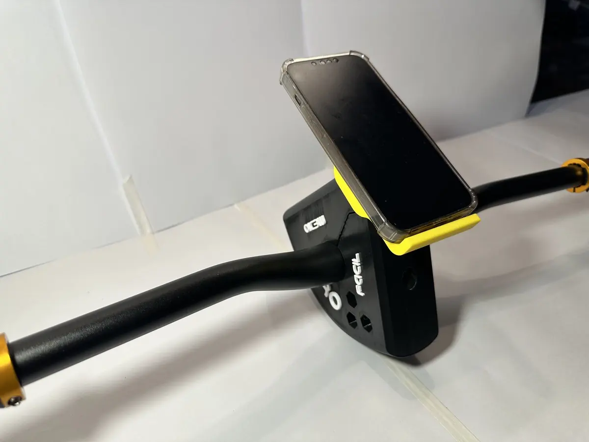 El celular enganchado arriba del Pro Balance